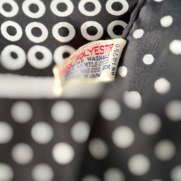 RAIN SCARF (OR SHINE), SCOTCHGARD WATER REPELLENT, BLACK & WHITE, 26 X 26 INCHES - Picture 3 of 3